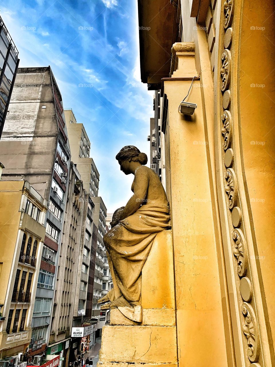 Explosão amarela e azul no centro da cidade