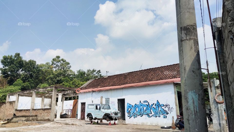 memperbaiki roda yang rusak