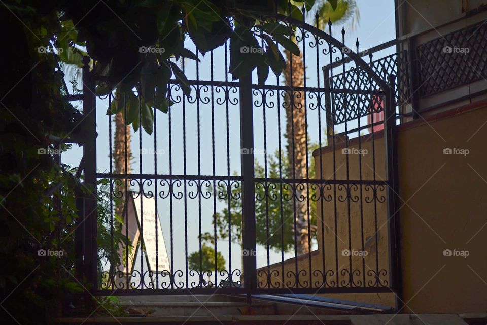 Iron gate to hotell