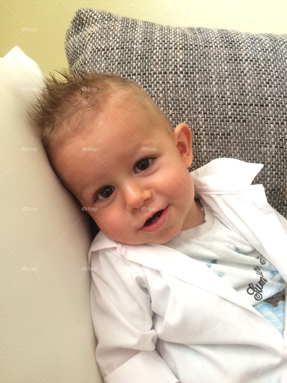 ● Dieta in perioada alaptarii
Daca banuiesti ca bebelusul este sensibil la vreo componenta din laptele matern, incearca sa elimini produsele de lactate (lapte, branza, iaurt) timp de cateva saptamani, pana cand proteinele din laptele de vaca sunt eliminate din laptele tale. Daca acest lucru nu functioneaza, elimina din alimentatie mancarurile picante, produsele din grau, nucile, capsunele, legumele ca varza, broccoli sau conopida, usturoiul, cofeina sau alcoolul. Aceste surse pot cauza alergie, asa ca inlatura din alimentatie timp de cateva zile, apoi introdu-le pe rand, asteptand reactia bebelusului. Procesul va dura, dar merita daca va fi in beneficiul bebelusului.