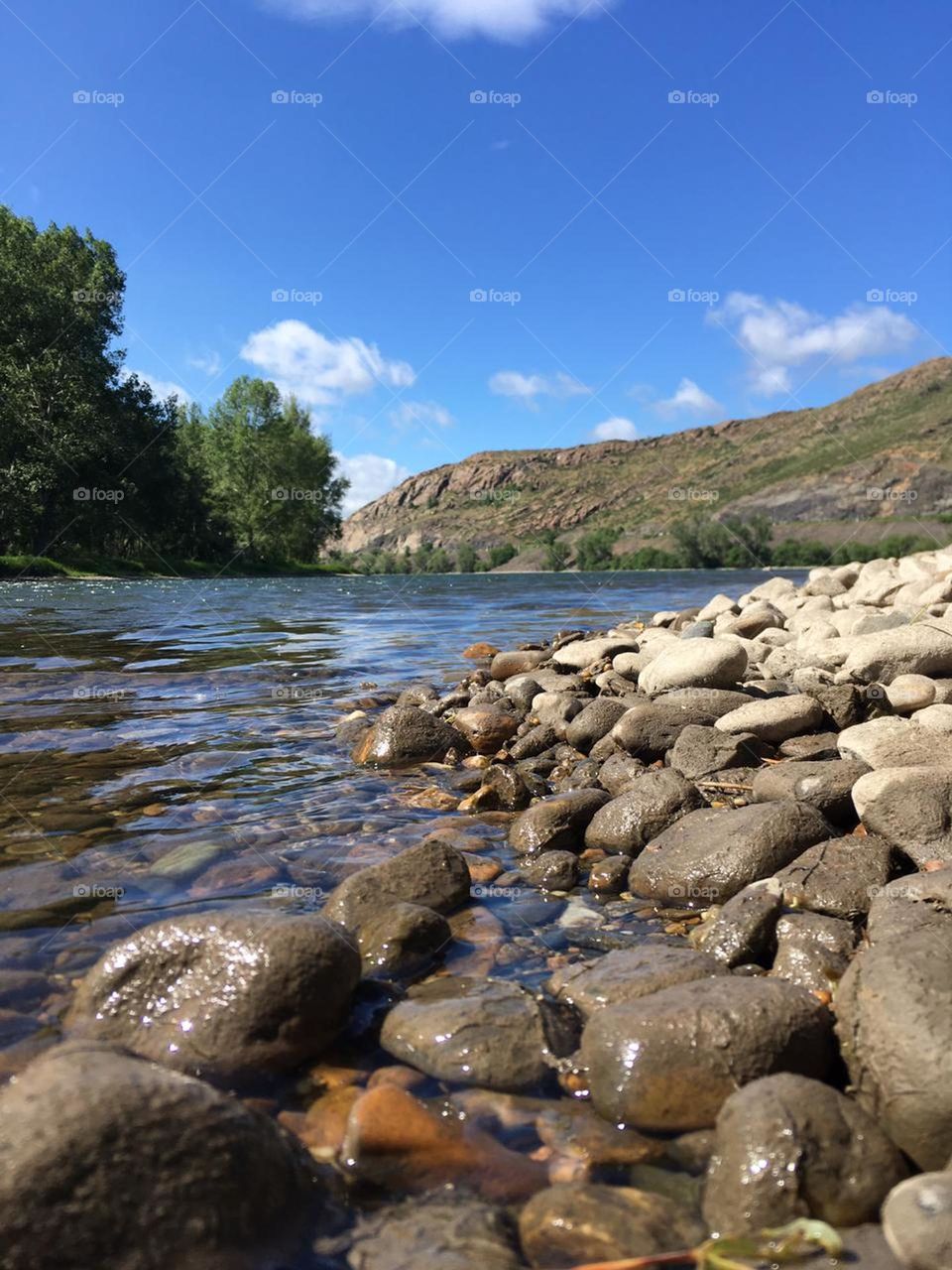 Пейзаж реки в горах 