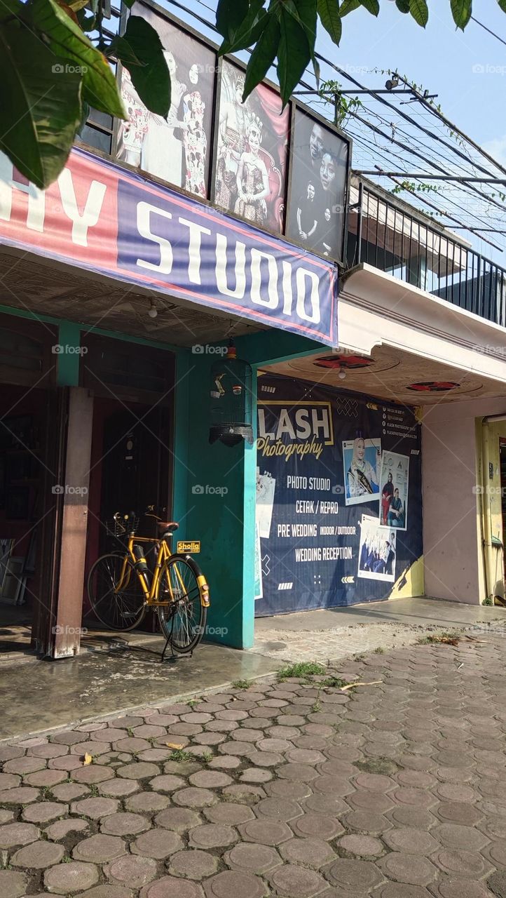 sepeda di depan workshop