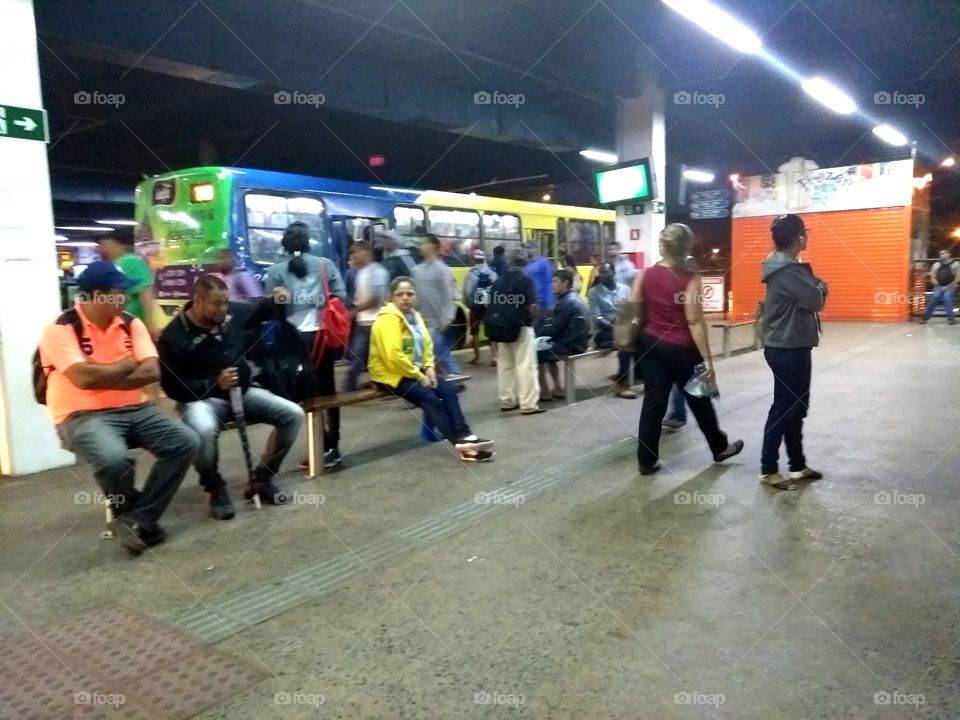 Estação de embarque de ônibus