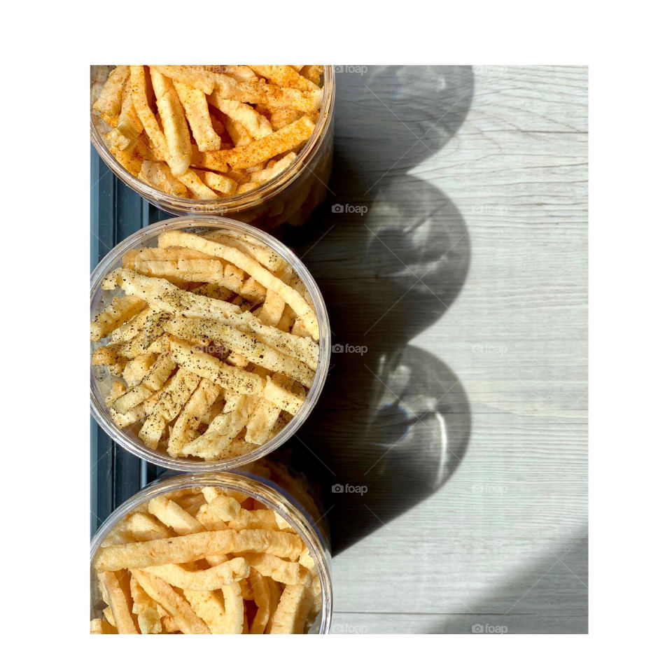 Prawn crackers in three flavours 