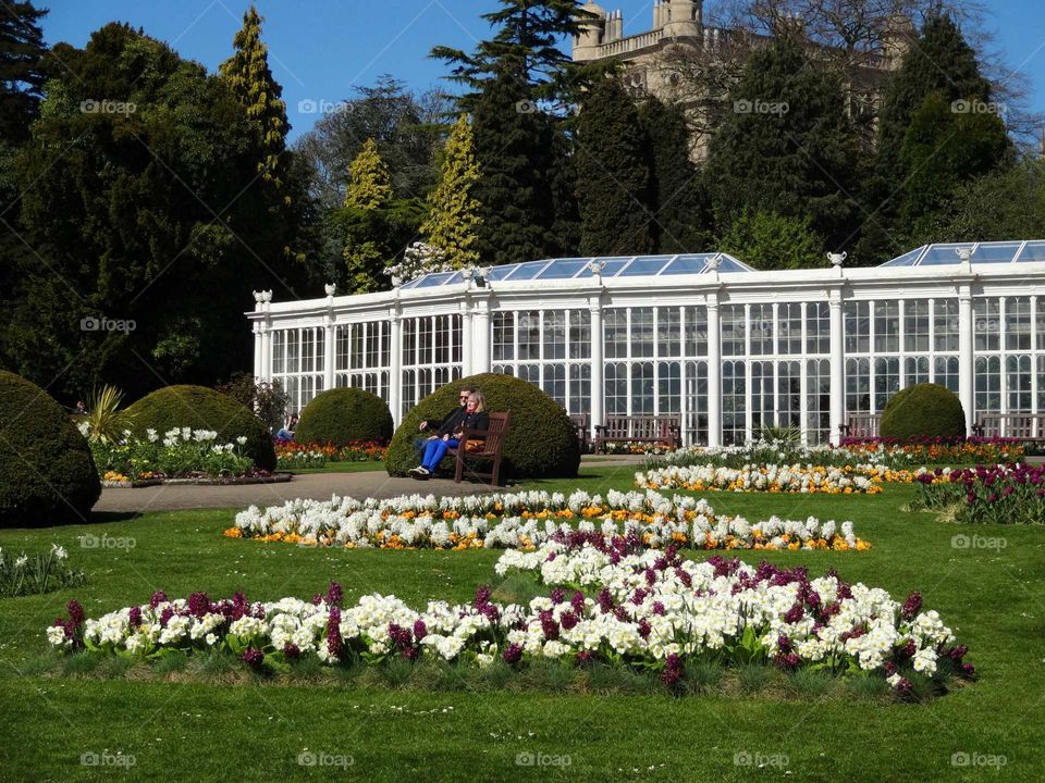 people a rest in the gardens