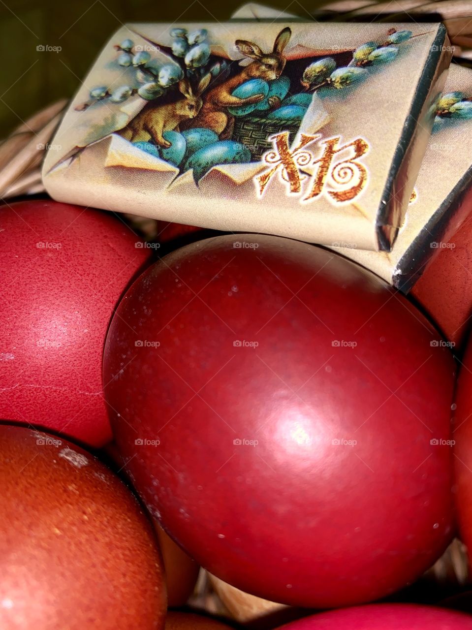 These beautiful Easter eggs are obtained by dyeing onion peel