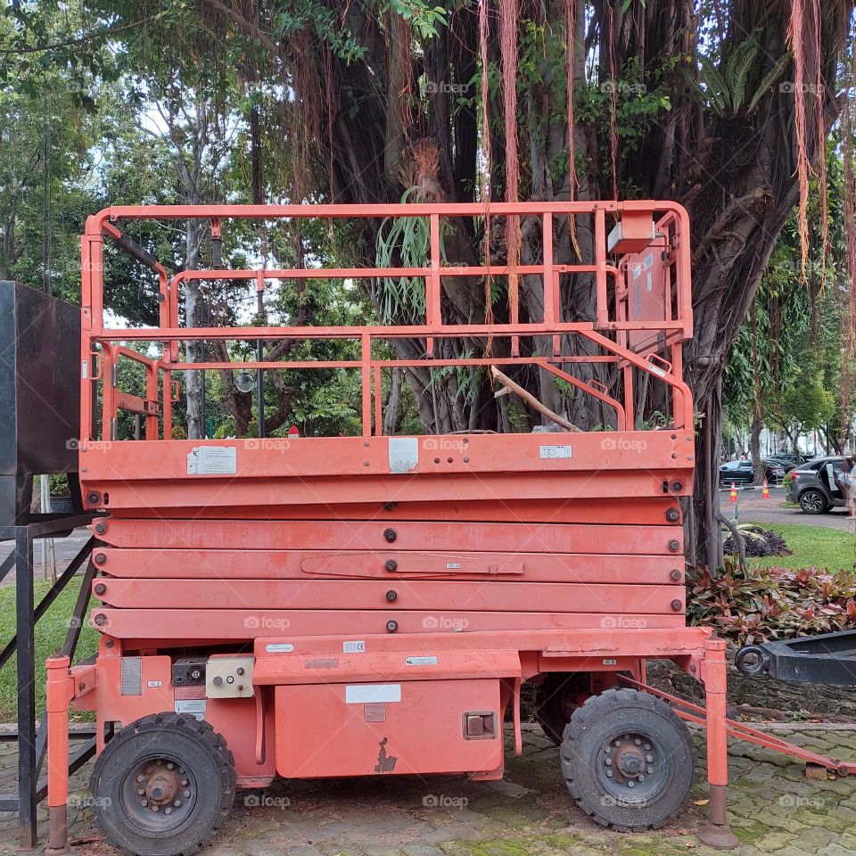 lifting tools for trimming trees