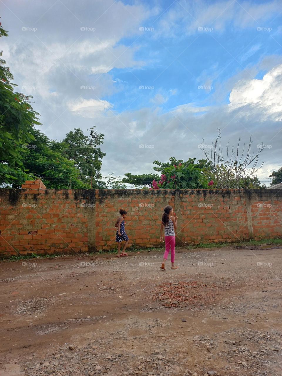 Brincadeira de rua. Ao explorar os elementos que compõem a natureza, como terra, areia, árvores, pedras, graveto. As crianças, percebem suas características, fazem comparações, descobrem e identificam as sensações