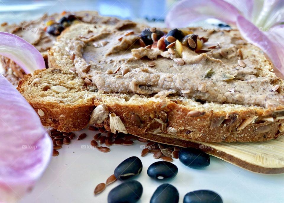Multigrain toasts with black bean hummus
