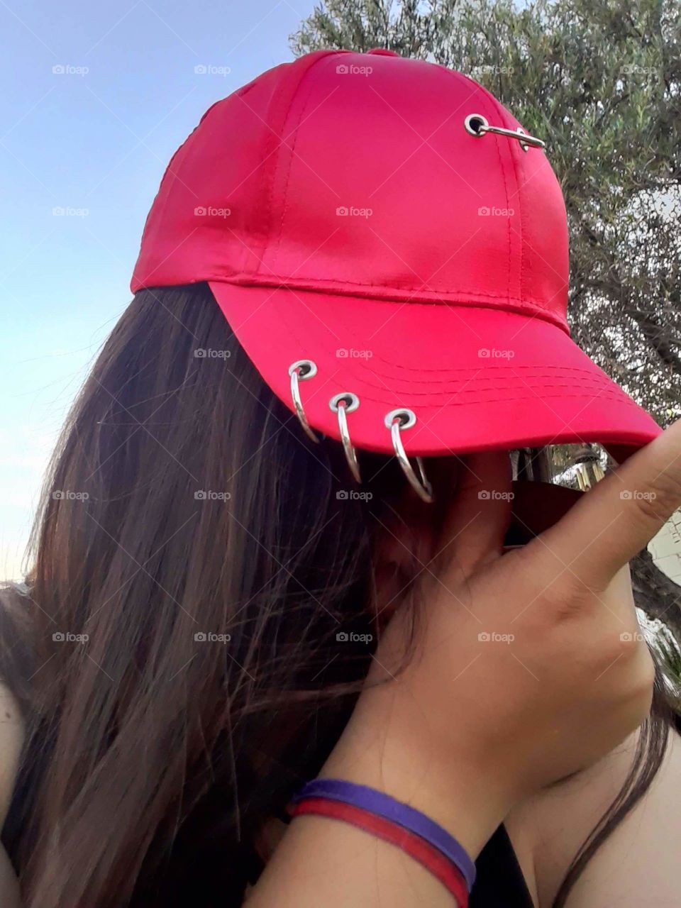 niña con gorra