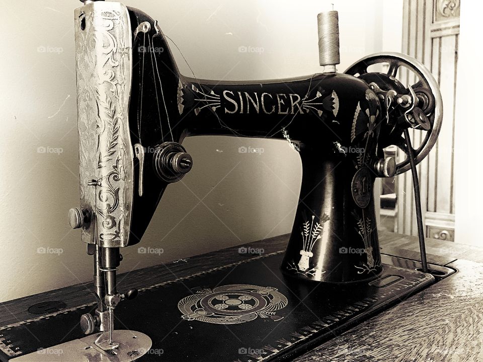 1928 singer treadle sewing machine with Egyptian art tole motifs