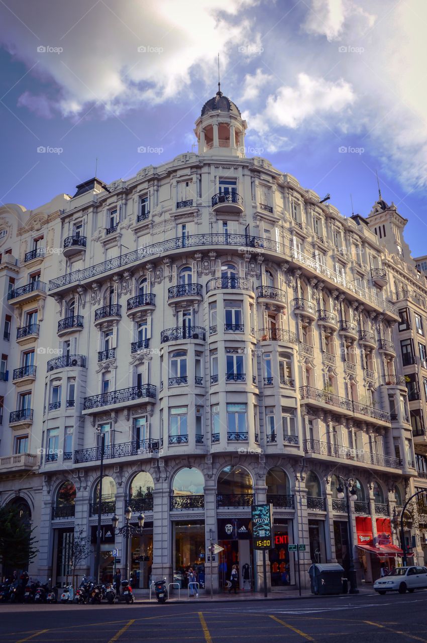 Edificio de Cuadrado, Plaza del Ayuntamiento 28 (Valencia - Spain)