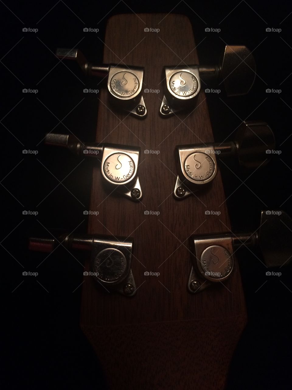 Acoustic guitar headstock tuning keys