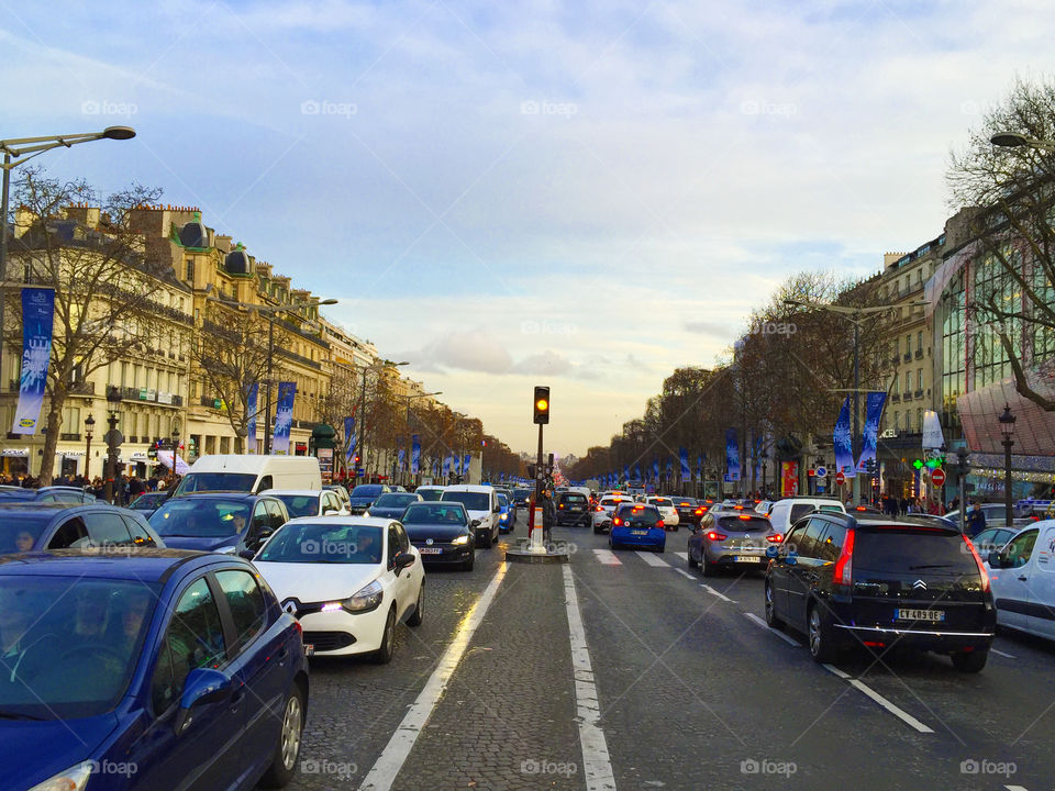 In the middle of the traffic on a road's Paris