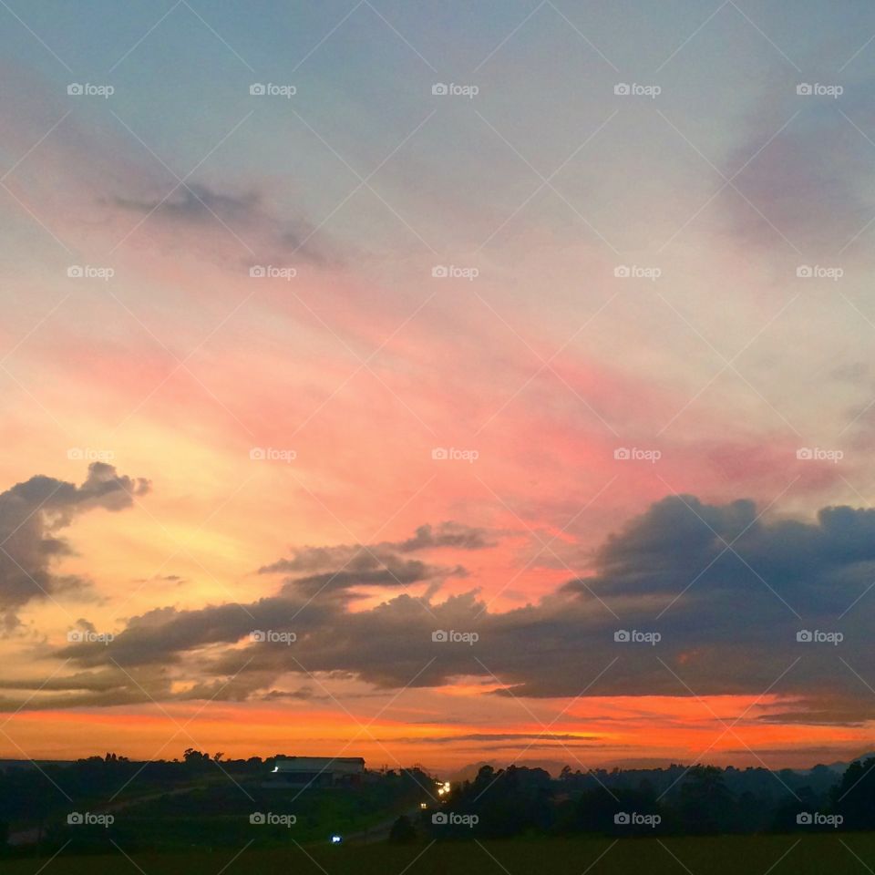 O Amanhecer colorido pelas bandas de Jundiaí. Olhe aí, Brasil, a beleza da Natureza. 