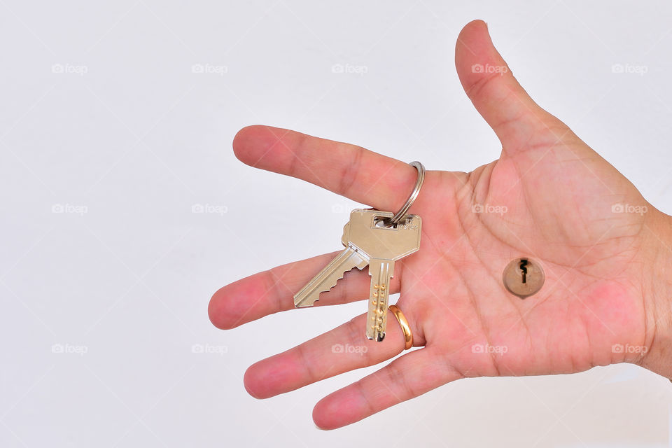hand and keys
