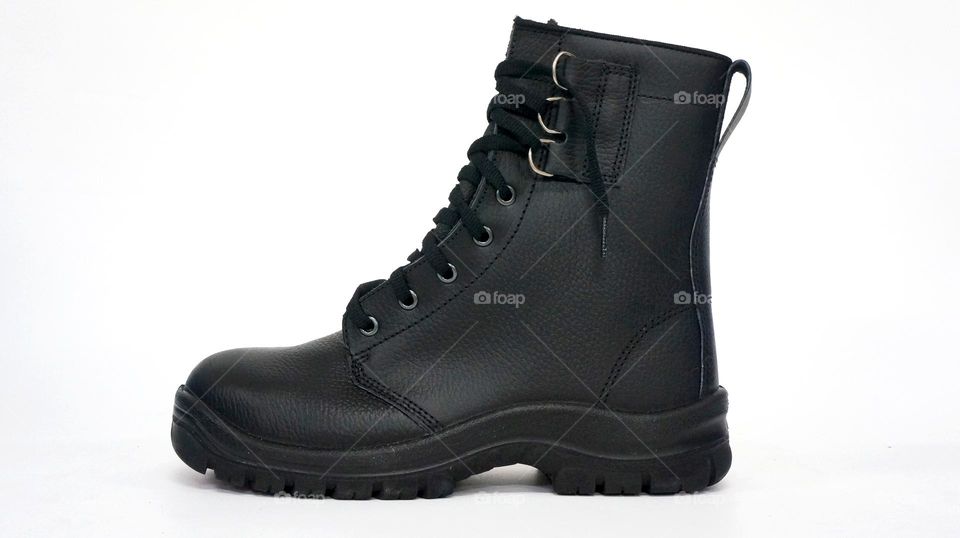 Photo of military boots made of leather and the inside has steel to protect the feet