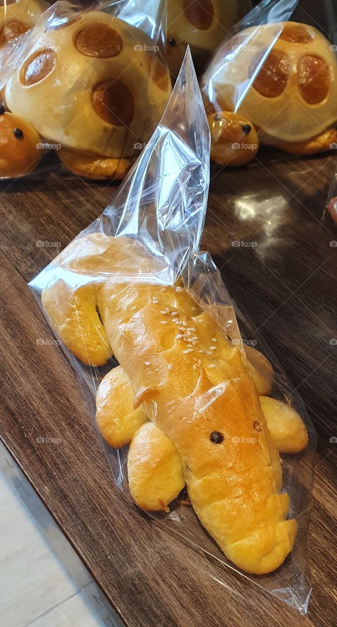 the symbol of loyalty of the Betawi people in Indonesia is manifested in a crocodile-shaped bread