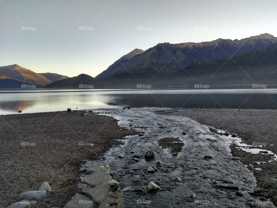 Tarde de otoño en lago Gutiérrez de la ciudad de San Carlos de Bariloche, Argentina