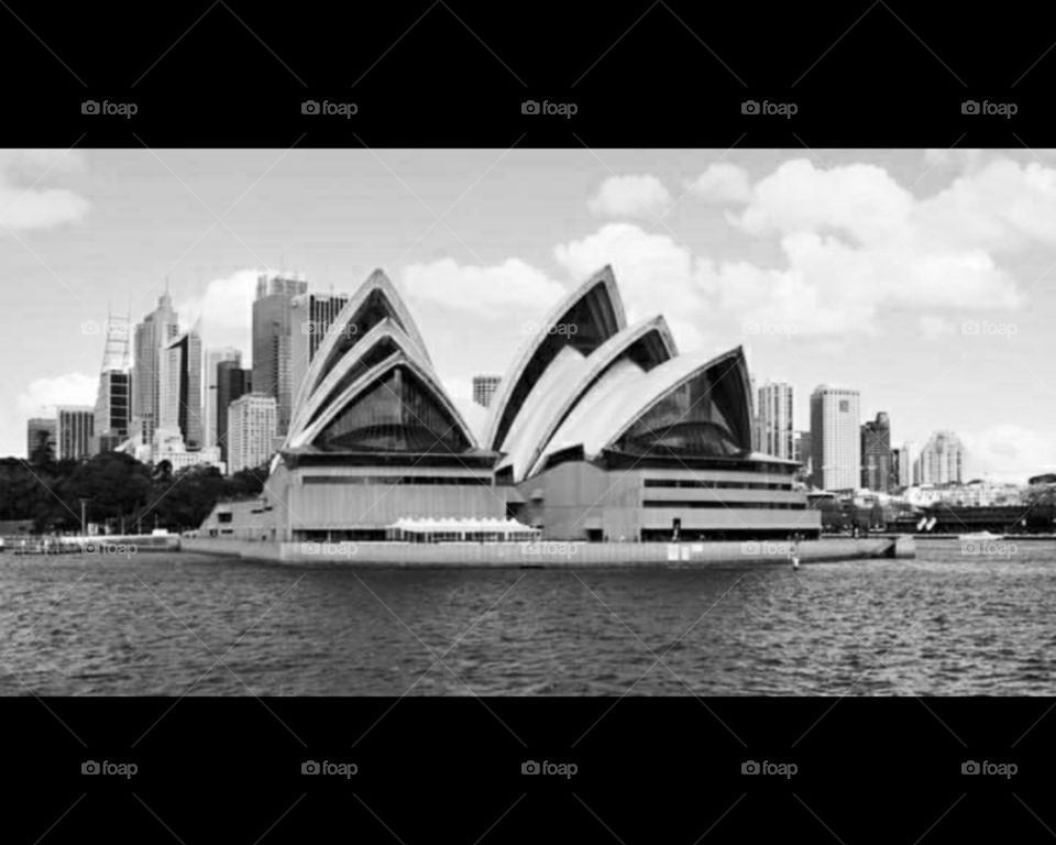 Sydney es la ciudad más poblada de Australia y Oceanía, fue el asentamiento de la primera colonia británica en Australia.