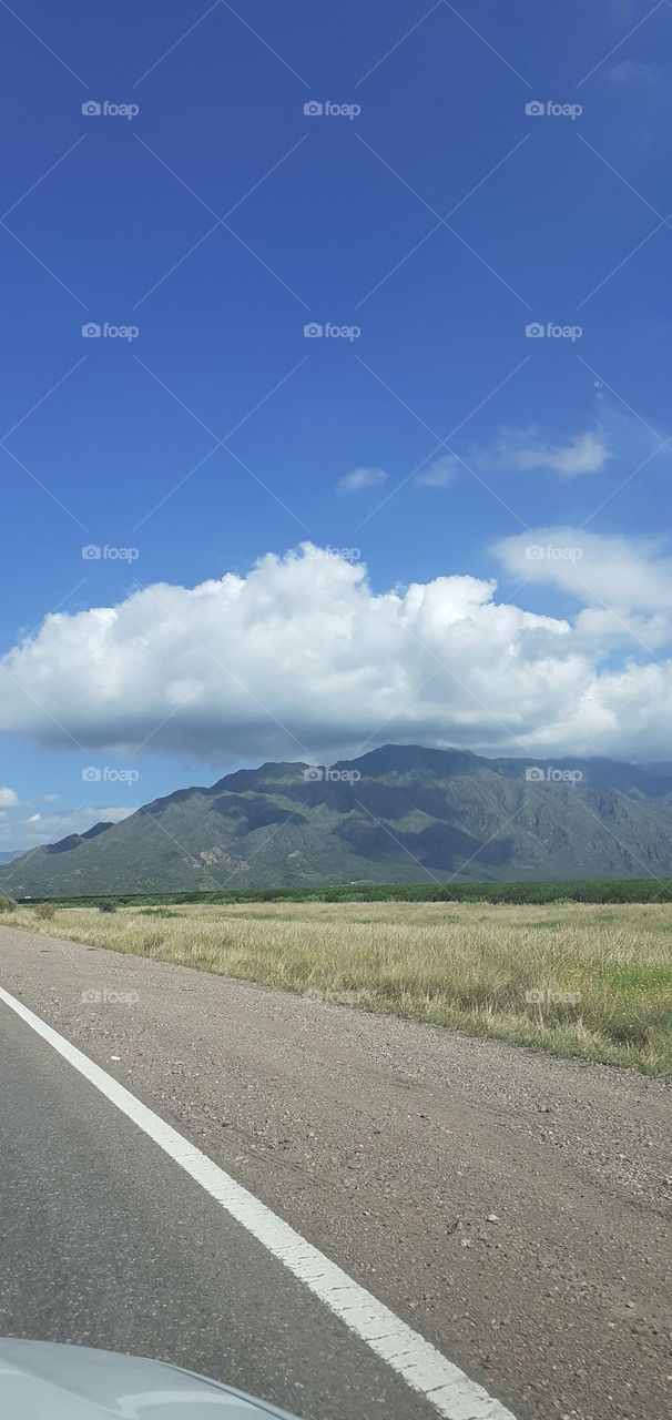 la sombra de la nube en la montaña