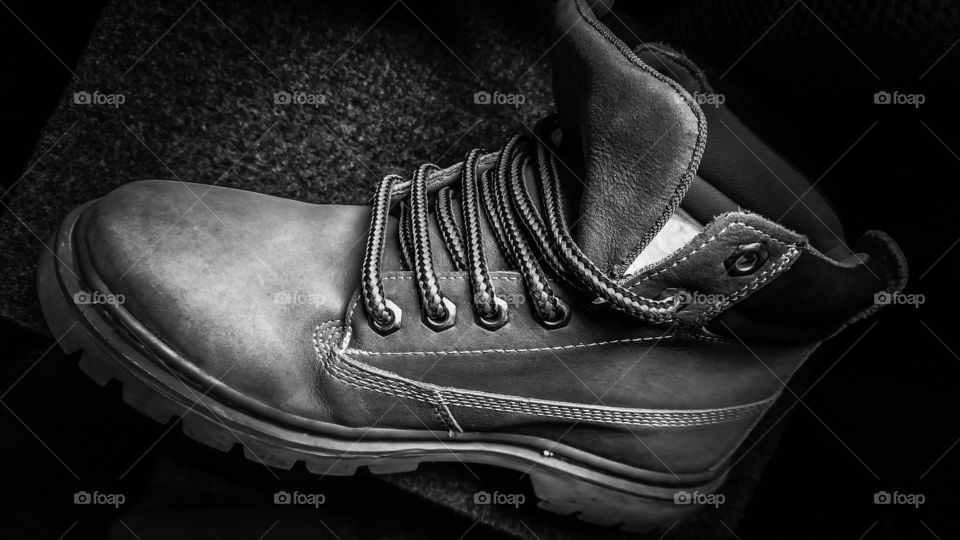 coturno em preto e branco
