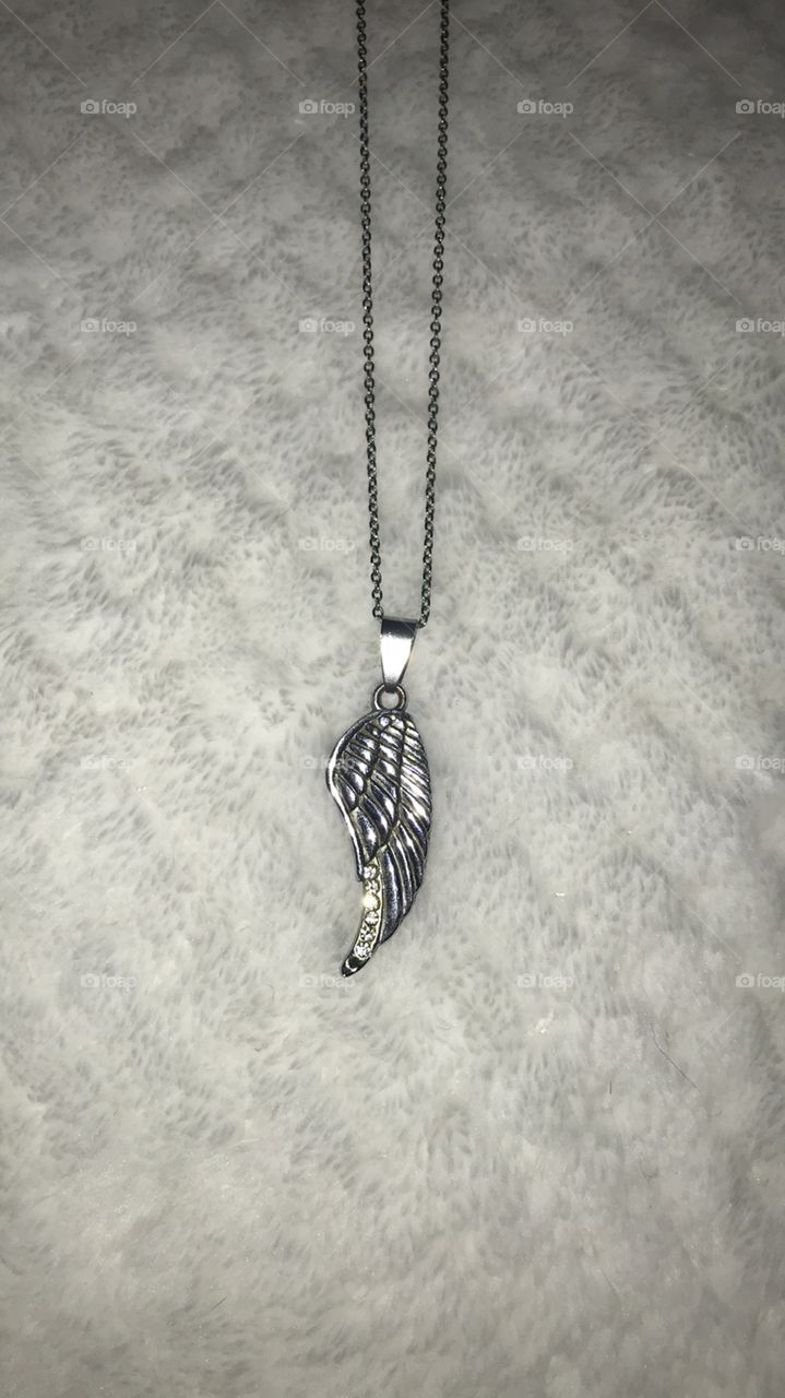 Beautiful silver wing necklace, flawed