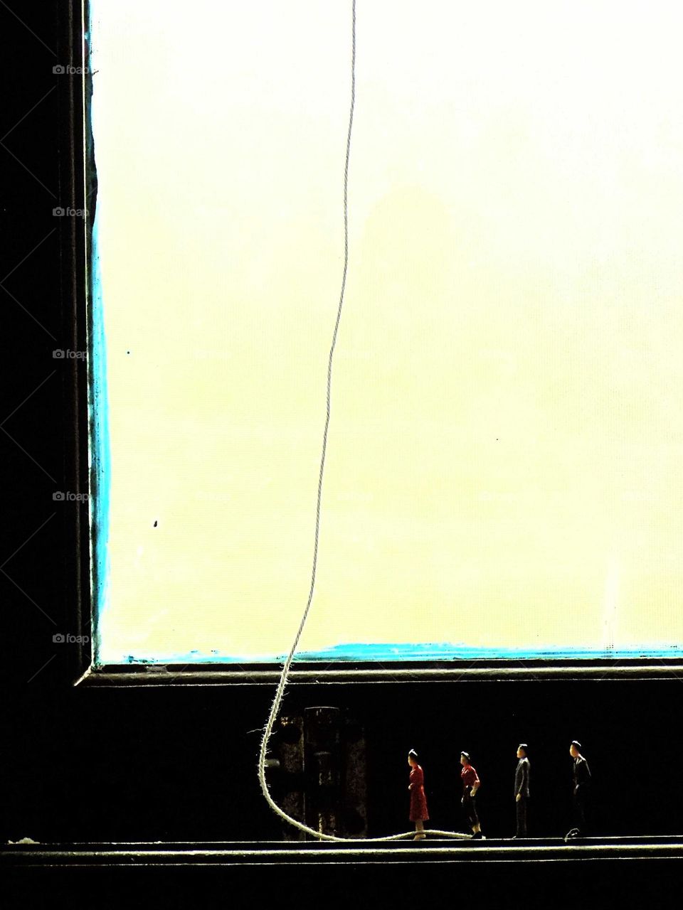 The world is covered, standing around the window