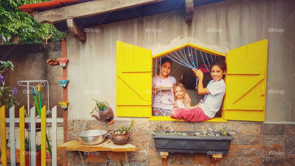 crianças na janela Yellow children in The window