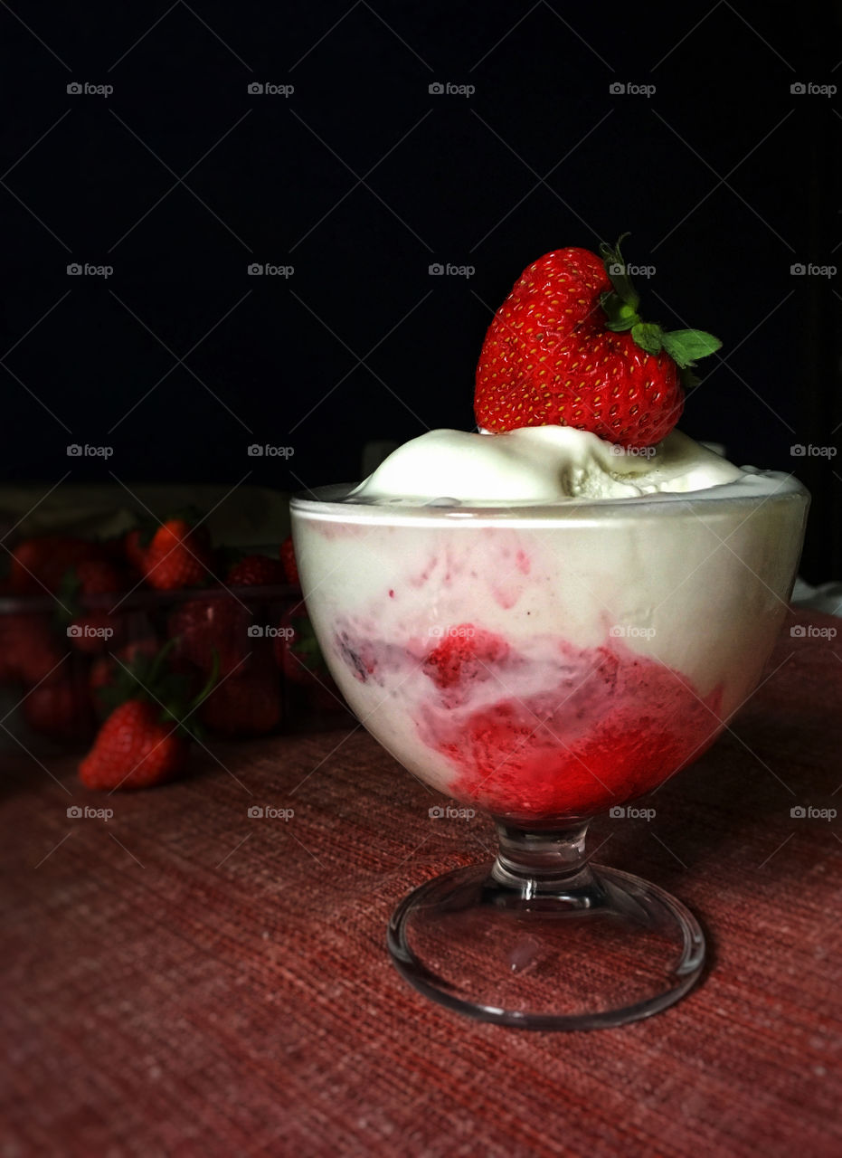 Vanilla ice cream with strawberries