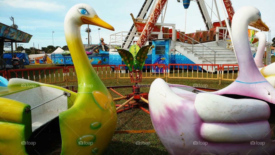 Grandes patinhos de brinquedos no parquinho.