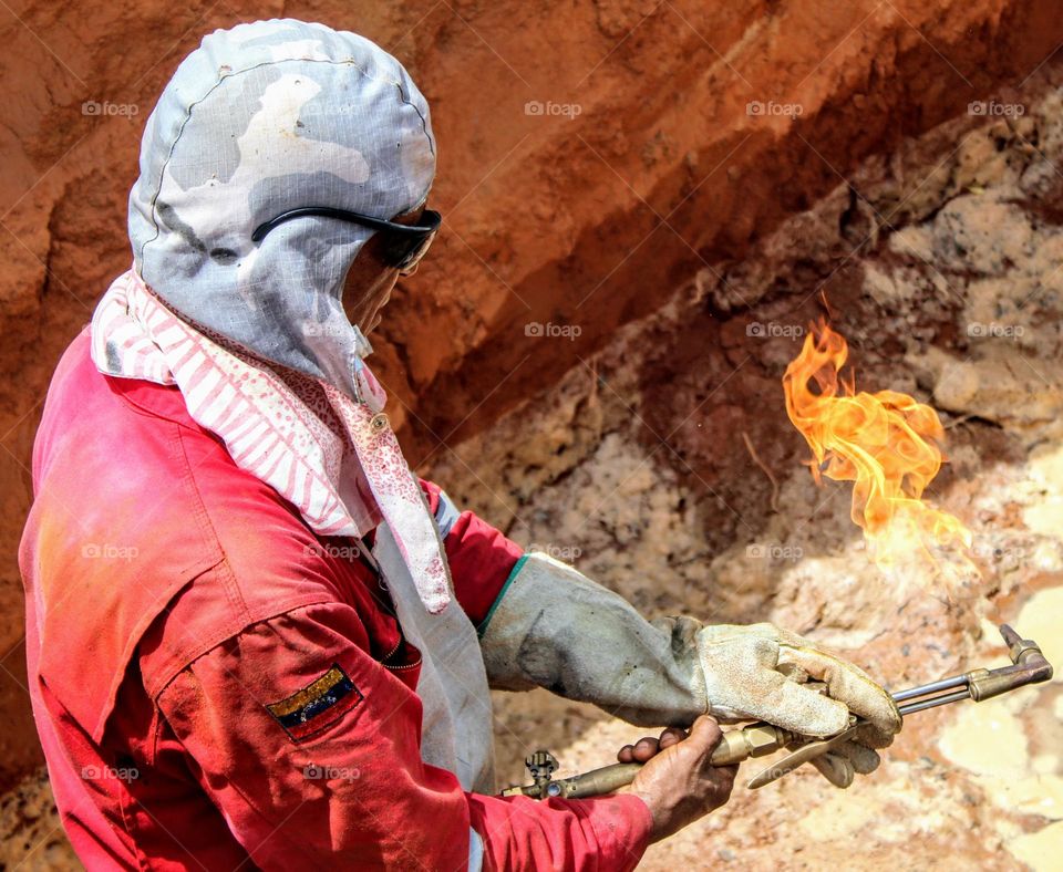 El trabajador configura un soplete de corte