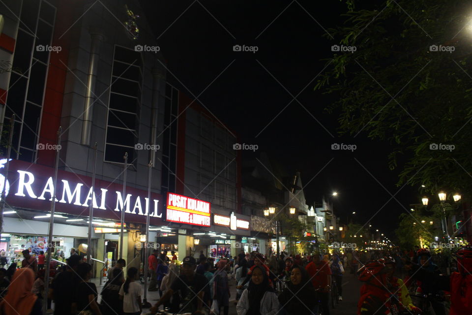 ramai mall salah satu tempat belanja termurah yang berada di malioboro.