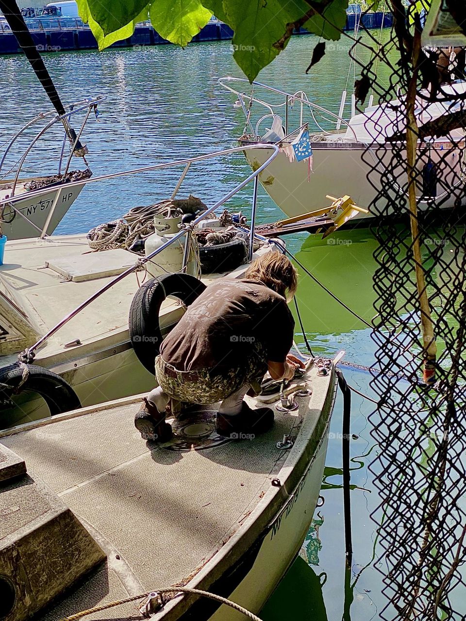 “Timothy Trespas“, my longtime partner & friend is the fixit guy around here at „Newtown Creek“ by the „Pulaski Bridge“ in LIC, Queens. If it’s on ours or a neighbor boat he will fix it. We are all tied together after all. 2023. Hypnotic Productions