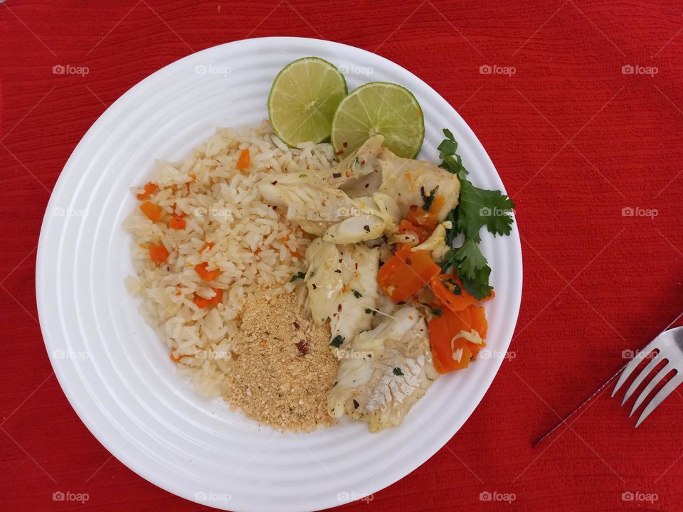 Filé de Merluza , cozido, grelhado ou no forno é uma excelente opção para quem quer perder peso ou manter seu corpo saudável. Contém grande quantidade de Ômega 3, vitaminas do complexo B e minerais essenciais para a saúde do corpo