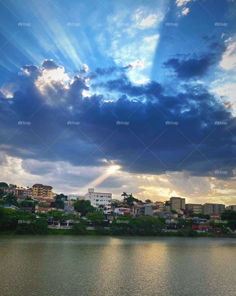 AUTUNN! And so was Taboão Lake, in today's beautiful sunset in the city of Bragança Paulista (interior Brazil).
The clouds have been playing with the sun, right?