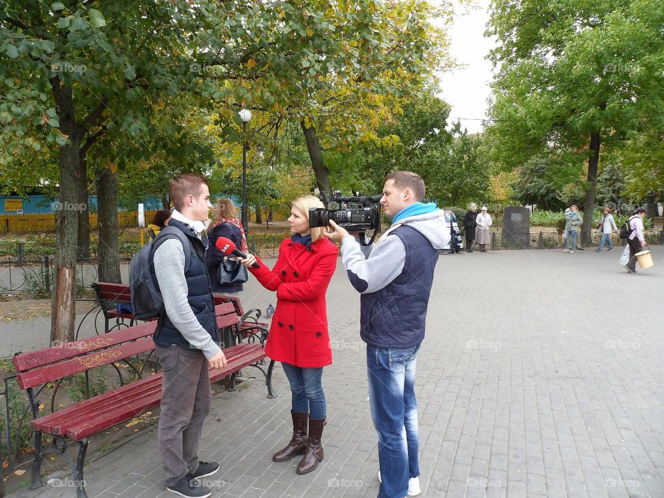 journalists are interviewing