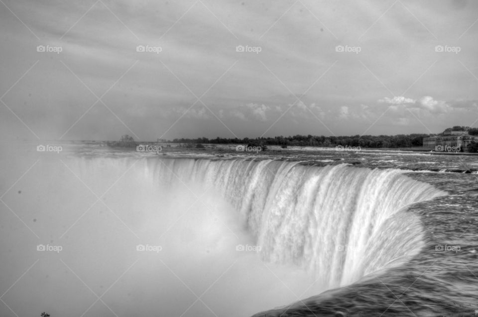 Black n white niagara