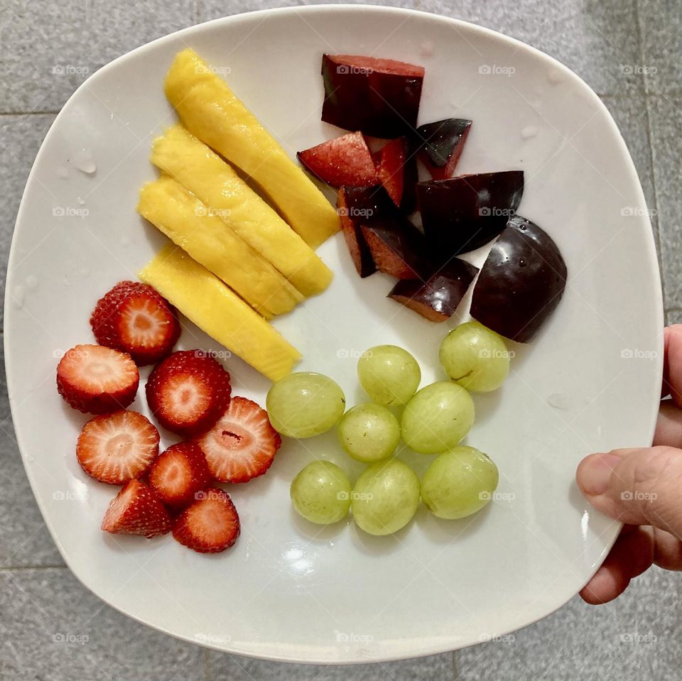 Frutas deliciosas para animar a criançada: manga, ameixa, morango e uva!  Quem vai querer?  Saúde e sabor na medida certa. /🇺🇸Delicious fruits to cheer up the kids: mango, plum, strawberry and grape!  Who will?  Health and flavor in the right measure.