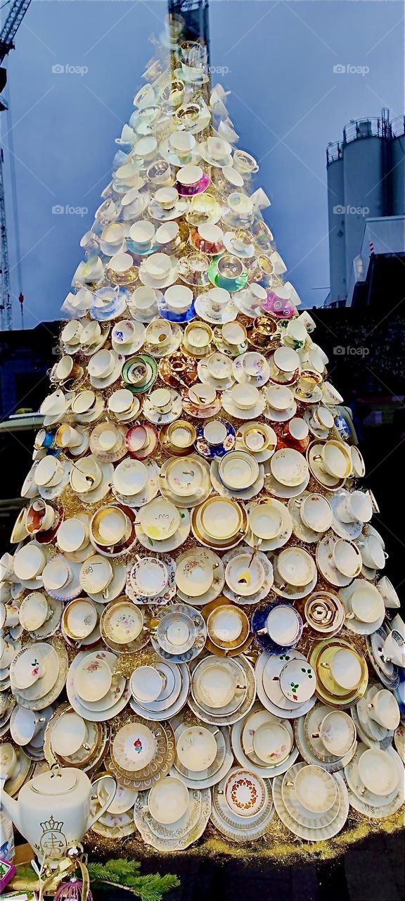 This iconic Christmas tree on display at the “Odeonsplatz” in “München”, capital of “Bavaria” is made up entirely of porcelain cups or bowls with saucers. Some still have silver spoons in them. What an original idea !!! 2023. Hypnotic Productions