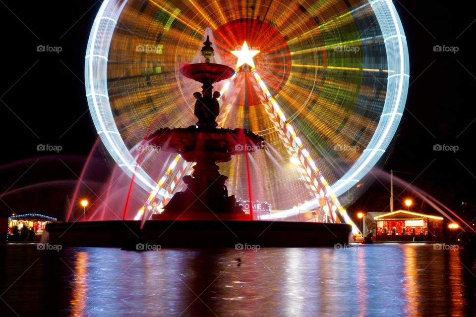 Grande roue multicolore dans la nuit