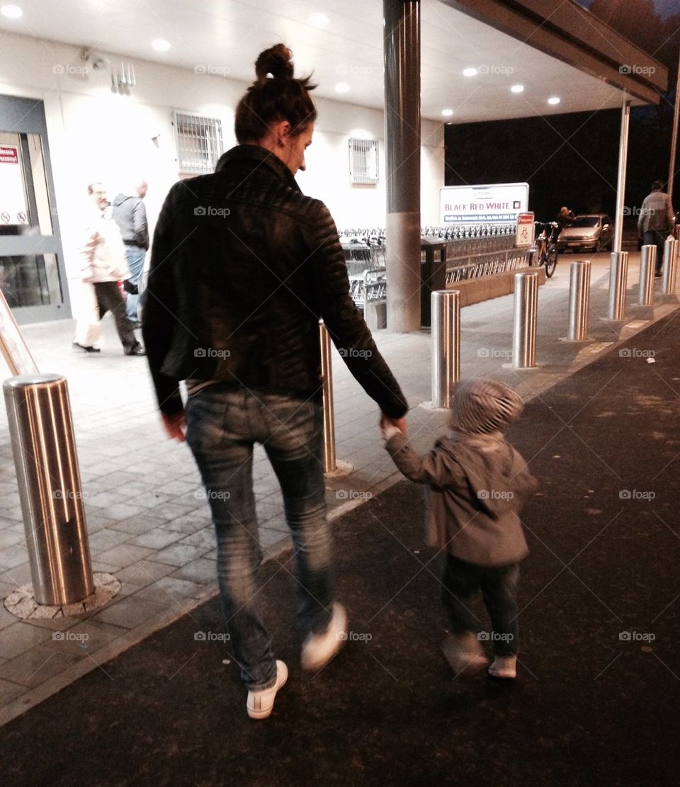 Mama z synkiem idą za rękę