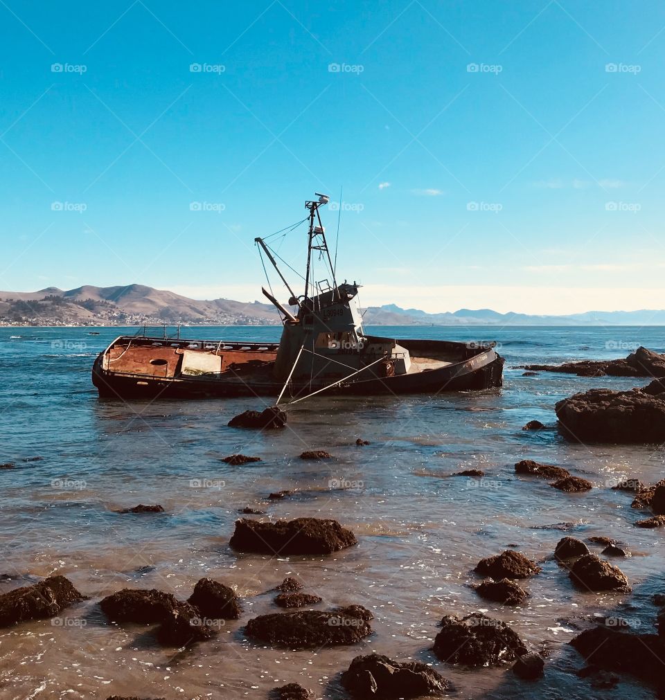  A Shipwreck on the California coast 