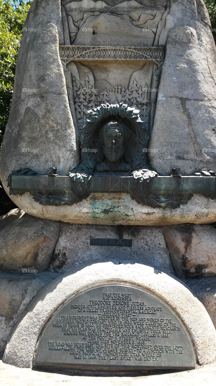 historical water fountain in downtown Sacramento