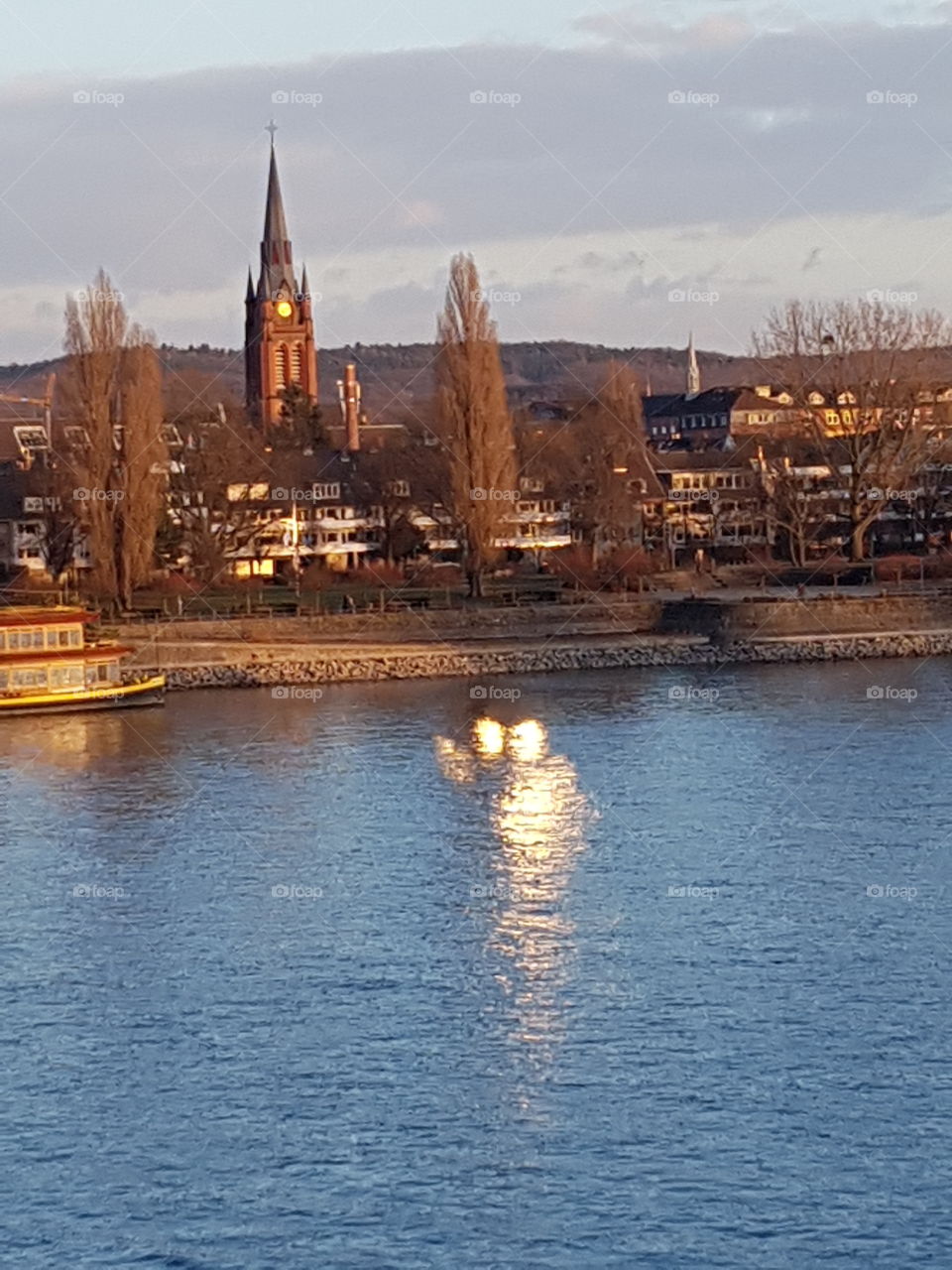 Goldene Hand spiegelt im Wasser