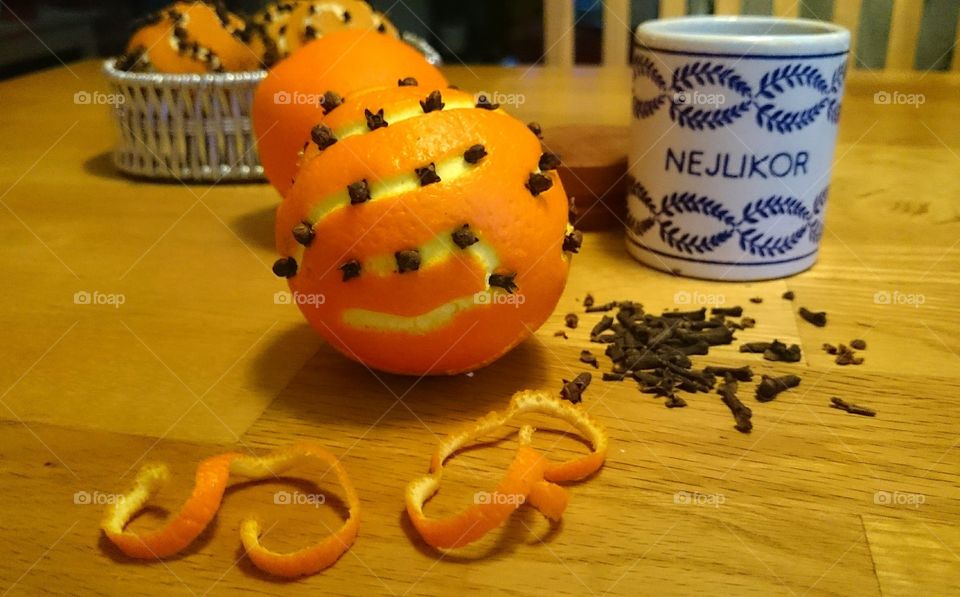 Chiselling on a orange deorated with cloves