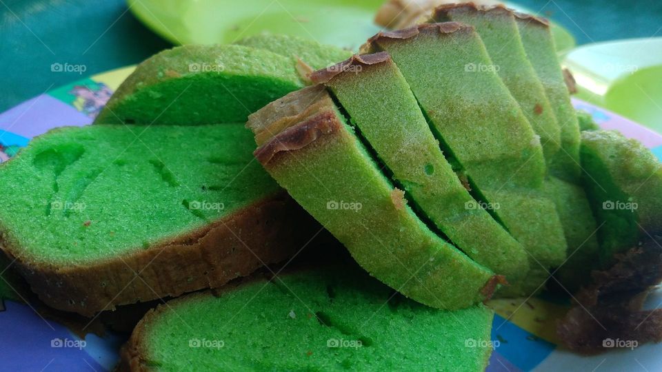 Pandan sponge cake is a sponge cake originating from Malay land which is flavored with pandanus amaryllifolius leaf juice. This food is famous in Indonesia