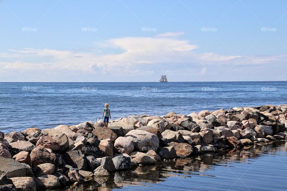 Coastal view, dreams beyond the horizon 