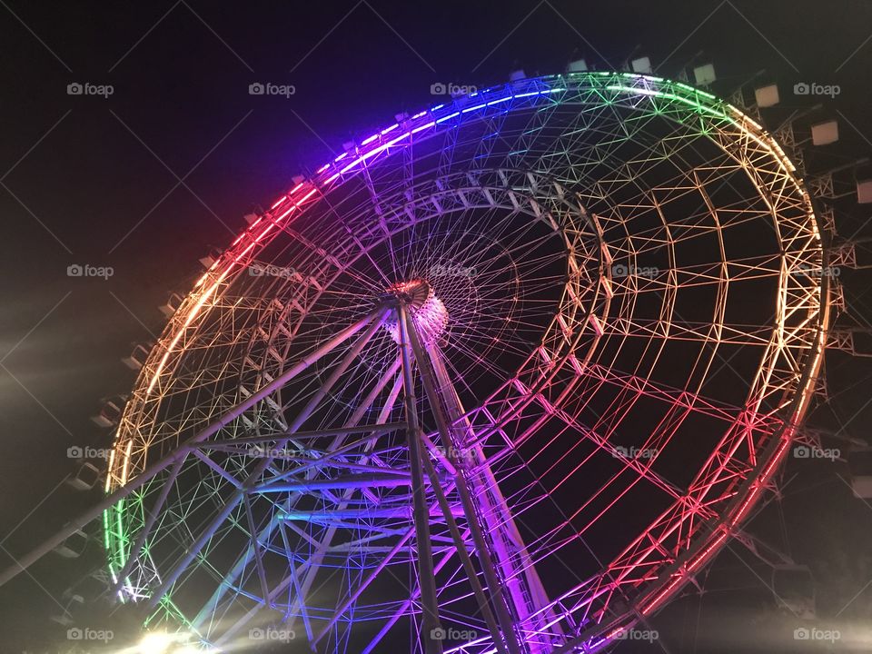 .odnalrO ni detacol tneduts FCU nA  .asleS yb kcilC Follow me @Selsa.Notes, @Selsa.Clicks, or @Selsa.Quotes.  The Orlando Eye.  Bought by CocaCola, July 28, 2016.  Was a business investment to be able to observe the city from the ferris wheel that stands 400 feet high.  It spins at a very slow rate and cost $25 to ride.  It opened April 29th, 2015.  Total of 75 photos in this album of the Coca Cola eye.  The colors displayed on the daily basis is red & white representing classic coke.  A white color that skips to represent carbonation  and green every once in a while for the sugar cane coke.  Then the rainbow colors sadly represent the Pulse shooting victims (album) and the solid blue is for the law enforcement officers killed in the line of duty. In Aug17.  Officer Baxter and Sgt. Howard.  Rest in Heavenly Peace. 