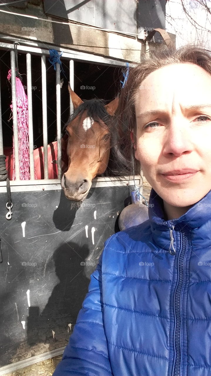 With horse on te camera outside